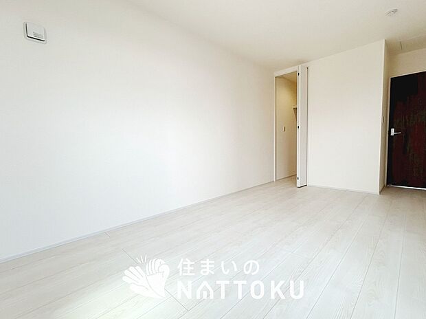 【現地写真(寝室)】木目の美しさを際立たせるシンプルデザインの建具を使用しています。