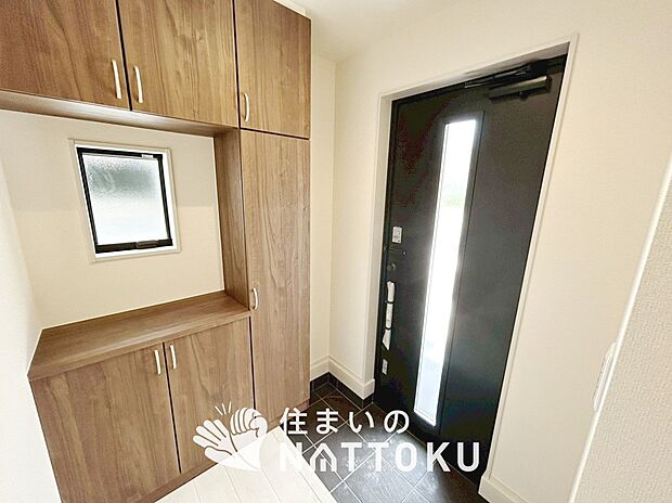 【現地写真(玄関)】玄関には、大型のシューズ収納を設置しています。