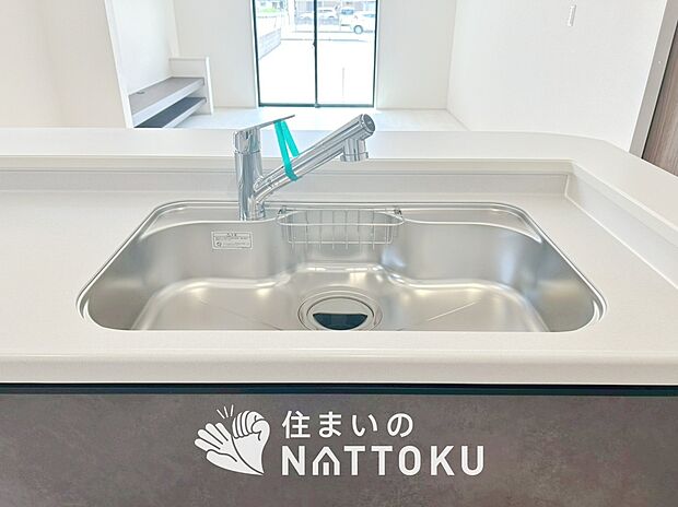 【浄水器内臓型ハンドシャワー付シンク】傷や汚れが付きにくい静音仕様の全面エンボス加工シンク。
また、蛇口の先端に浄水器を内蔵。浄水シャワーが使える毎分4リットルのたっぷり浄水。