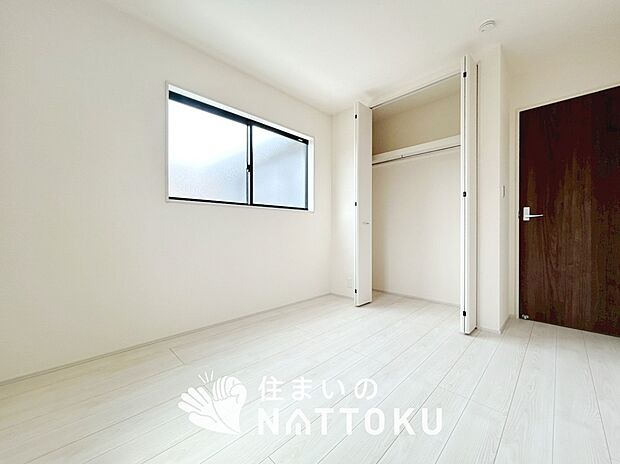 【現地写真(寝室)】木目の美しさを際立たせるシンプルデザインの建具を使用しています。