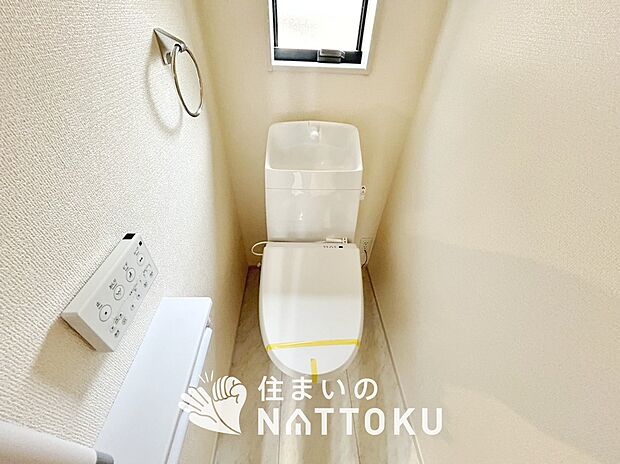【トイレ】汚れてもサッとひと拭きでお手入れ簡単、エコ仕様の温水洗浄便座付きのトイレです。
バリアフリーにも配慮しています。