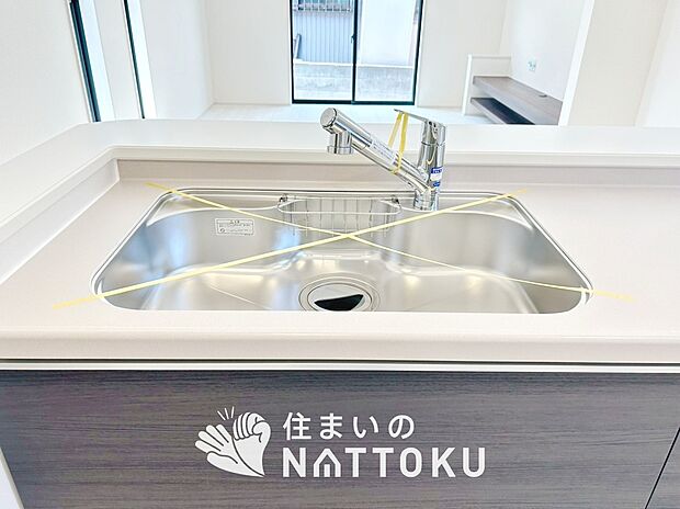 【浄水器内臓型ハンドシャワー付シンク】傷や汚れが付きにくい静音仕様の全面エンボス加工シンク。
また、蛇口の先端に浄水器を内蔵。浄水シャワーが使える毎分4リットルのたっぷり浄水。