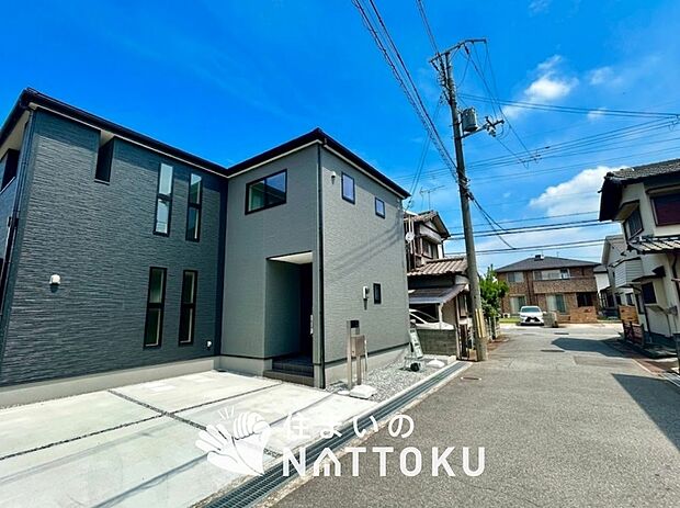 【現地写真(前道含む外観)】軽くて火災に強い屋根材を採用し、地震時の建物への負担や揺れを軽減しています。