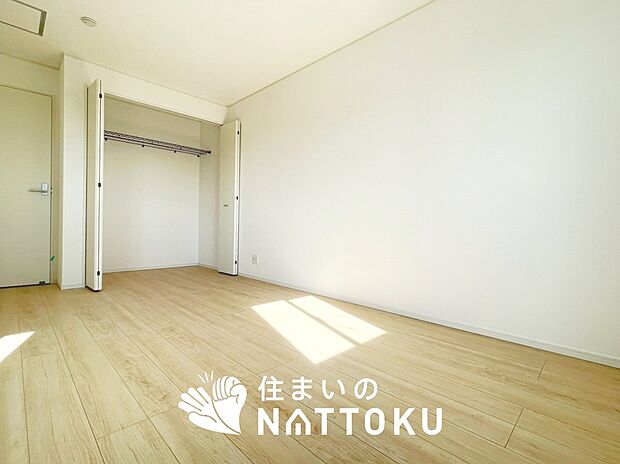 【現地写真(寝室)】木目の美しさを際立たせるシンプルデザインの建具を使用しています。
