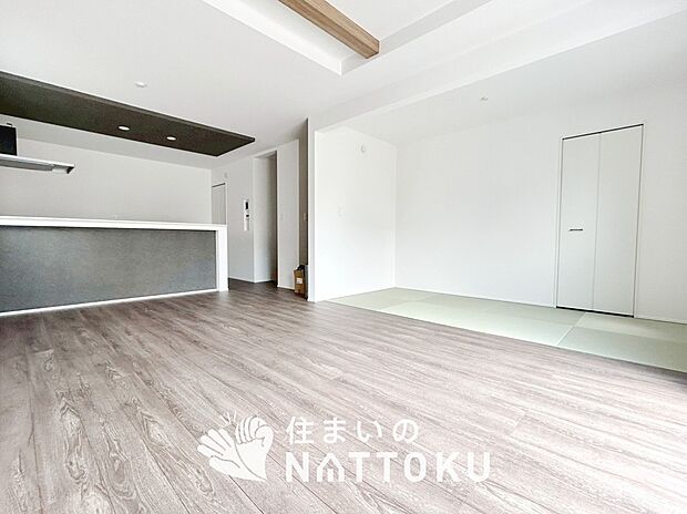 【現地写真(リビング)】フローリング材には、木目、色調など木材特有の風合いがあり、ナチュラルな美しさになっています。