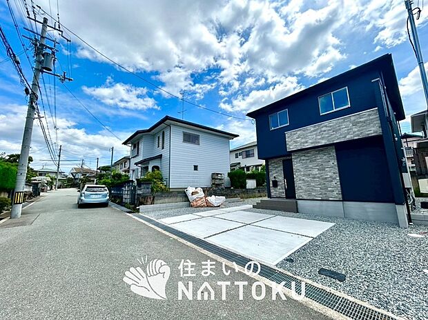 【現地写真（前道含む外観）】断熱性、気密性を高める工夫で一年中ずっと心地よく暮らせる、高気密・高断熱です。