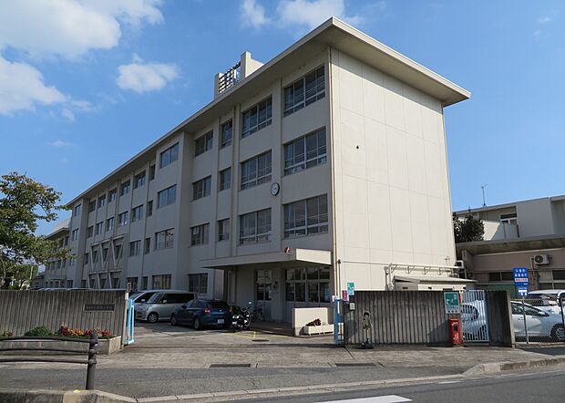 播磨町立播磨小学校(約700m)
