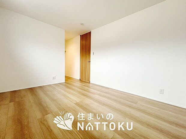 【現地写真(寝室)】木目の美しさを際立たせるシンプルデザインの建具を使用しています。