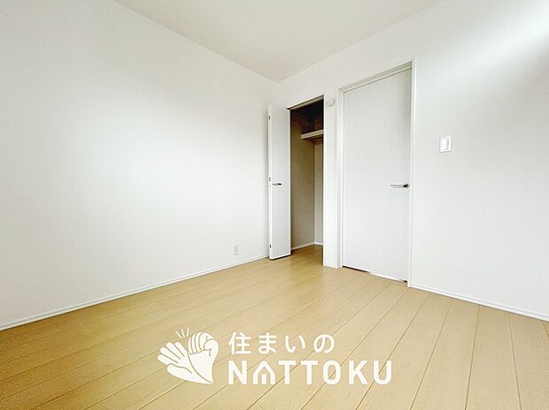 【現地写真(洋室)】木目の美しさを際立たせるシンプルデザインの建具を使用しています。