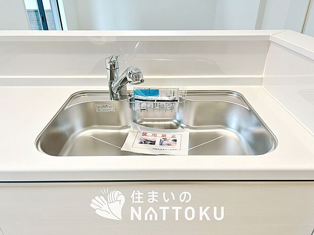 【浄水器内臓ハンドシャワー付シンク】広々とした凸型シンクに洗剤ポケットを標準装備。すっきり収納できます。
また、蛇口の先端に浄水器を内蔵しているため場所をとりません。