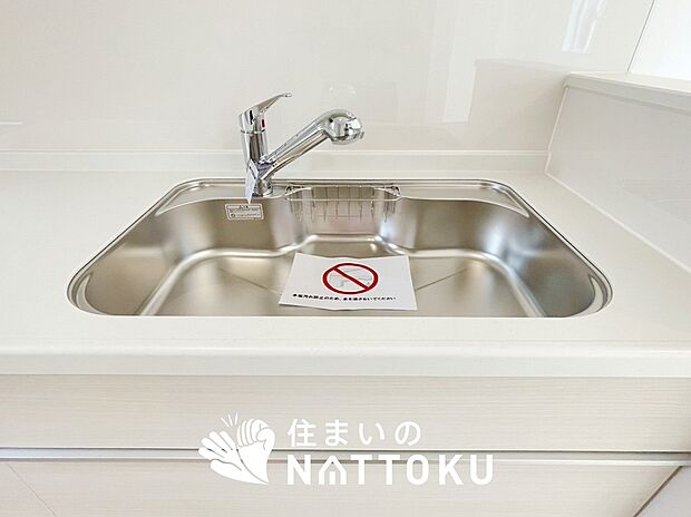 【浄水器内臓ハンドシャワー付シンク】広々とした凸型シンクに洗剤ポケットを標準装備。すっきり収納できます。
また、蛇口の先端に浄水器を内蔵しているため場所をとりません。