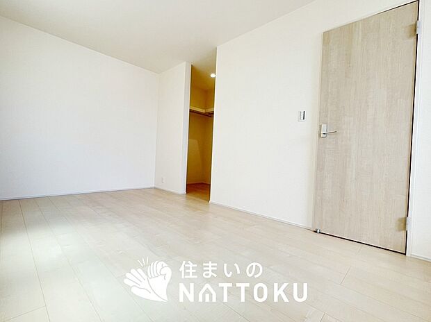 【現地写真(寝室)】木目の美しさを際立たせるシンプルデザインの建具を使用しています。