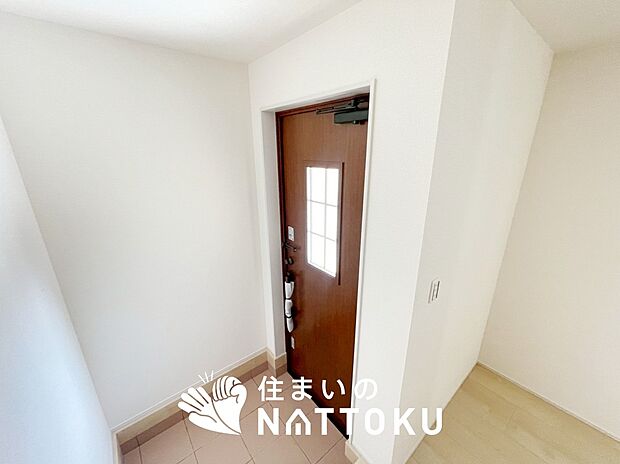 【現地写真(玄関)】玄関には、大型のシューズ収納を設置しています。