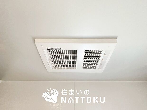 【浴室暖房換気乾燥機】サイドブロー機能で、乾燥効率アップです。
サイドに吹き出しを搭載することにより浴室内を端まで循環する気流ができ、さらに省エネ性能がアップします。