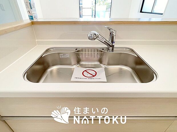 【浄水器内臓ハンドシャワー付シンク】広々とした凸型シンクに洗剤ポケットを標準装備。すっきり収納できます。
また、蛇口の先端に浄水器を内蔵しているため場所をとりません。