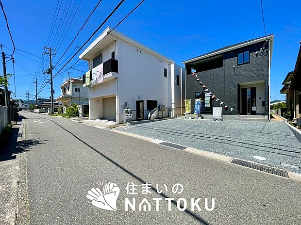 【現地写真(前道含む外観)】健康被害に配慮したもっとも安全性の高い建材を採用し、シックハウス対策をしております。