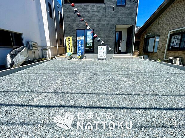 【現地写真(駐車場)】駐車スペースが広く、運転が苦手な方も安心です。