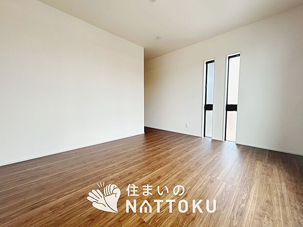 【現地写真(寝室)】木目の美しさを際立たせるシンプルデザインの建具を使用しています。
