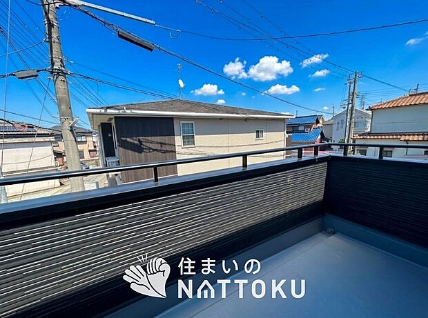 【バルコニー】奥行きが広く、洗濯物をゆったりと干せる十分な広さで、家族の洗濯も捗ります。
