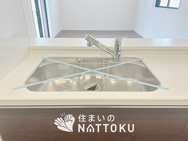 【浄水器内臓型ハンドシャワー付シンク】傷や汚れが付きにくい静音仕様の全面エンボス加工シンク。
また、蛇口の先端に浄水器を内蔵。浄水シャワーが使える毎分4リットルのたっぷり浄水。