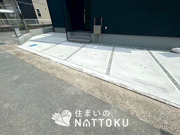 【現地写真(駐車場)】駐車スペースが広く、運転が苦手な方も安心です。