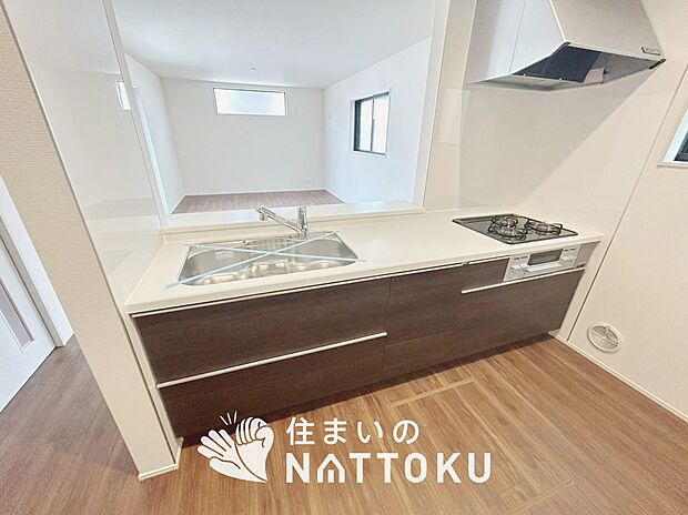 【現地写真(キッチン)】収納たっぷりのシステムキッチン、浄水器付水栓を標準装備しています。