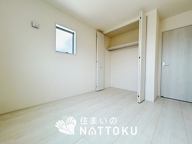 【現地写真(洋室)】木目の美しさを際立たせるシンプルデザインの建具を使用しています。