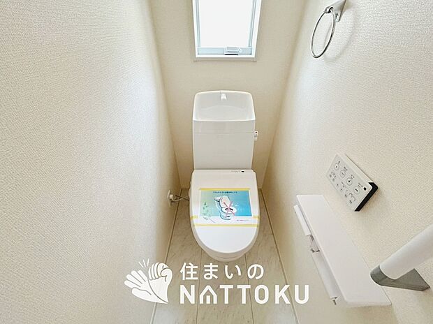 【トイレ】汚れてもサッとひと拭きでお手入れ簡単、エコ仕様の温水洗浄便座付きのトイレです。
バリアフリーにも配慮しています。