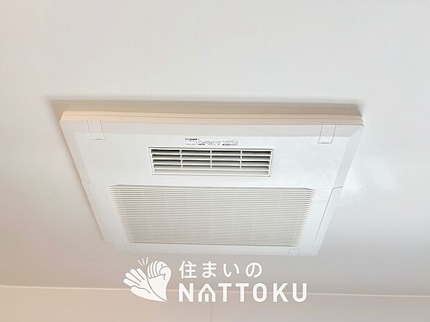 【電気式浴室暖房換気乾燥機】寒い冬場はあたたかく、暑い夏場は扇風機のような心地よさです。
雨の日は、浴室が衣類乾燥スペースになります。