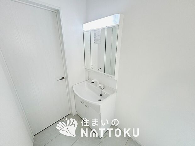 【洗面台・洗面所】鏡の両サイドは、必要なものを取出しやすく、大きな鏡面で朝の準備も快適。
使いやすいリフトアップ機能付きのシングルレバーシャワー水栓付です。
