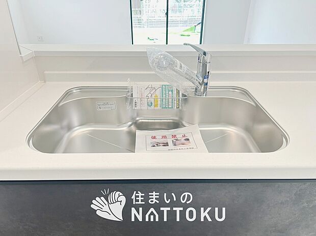 【浄水器内臓ハンドシャワー付シンク】広々とした凸型シンクに洗剤ポケットを標準装備。すっきり収納できます。
また、蛇口の先端に浄水器を内蔵しているため場所をとりません。