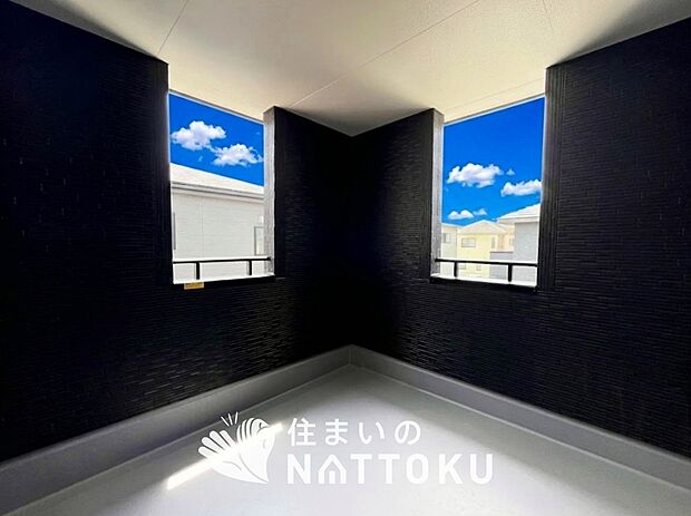 【バルコニー】奥行きが広く、洗濯物をゆったりと干せる十分な広さで、家族の洗濯も捗ります。