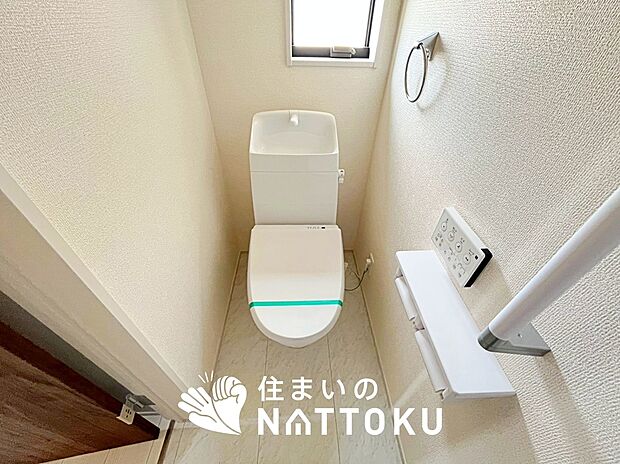 【トイレ】汚れてもサッとひと拭きでお手入れ簡単、エコ仕様の温水洗浄便座付きのトイレです。
バリアフリーにも配慮しています。