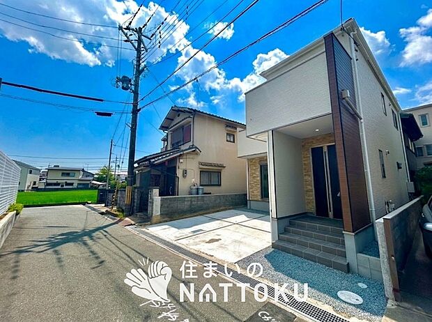 【現地写真(前道含む外観)】お引渡し後も無償の定期点検を行っており、暮らしの安心をお届けしています。