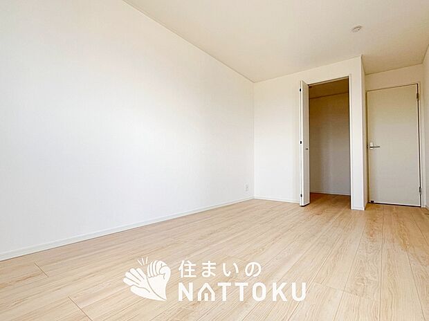 【現地写真(寝室)】木目の美しさを際立たせるシンプルデザインの建具を使用しています。