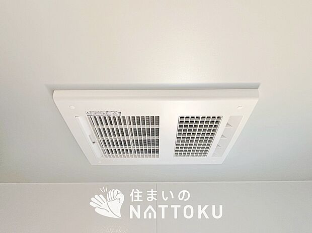 【浴室暖房換気乾燥機】サイドブロー機能で、乾燥効率アップです。
サイドに吹き出しを搭載することにより浴室内を端まで循環する気流ができ、さらに省エネ性能がアップします。