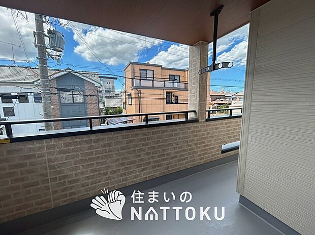 【バルコニー】奥行きが広く、洗濯物をゆったりと干せる十分な広さで、家族の洗濯も捗ります。