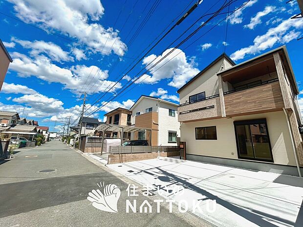 【現地写真（前道含む外観）】軽くて火災に強い屋根材を採用し、地震時の建物への負担や揺れを軽減しています。