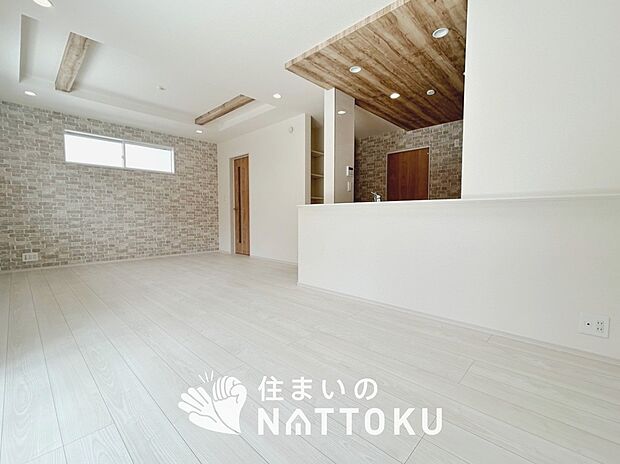 【現地写真（リビング）】フローリング材には、木目、色調など木材特有の風合いがあり、ナチュラルな美しさになっています。