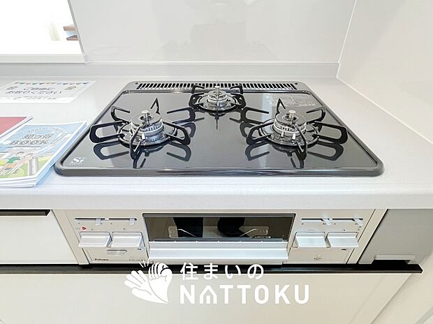 【ビルトインコンロ】フラットな構造で清掃性が高く、過熱防止センサー付３口タイプで日頃の家事も快適です。