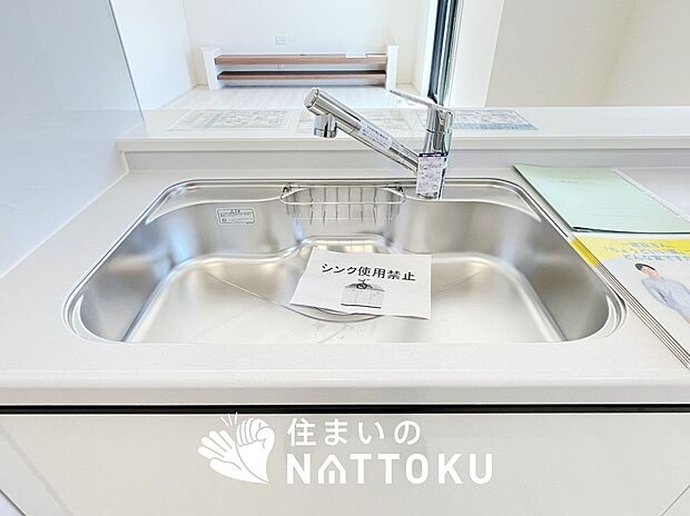 【浄水器内臓ハンドシャワー付シンク】傷や汚れが付きにくい静音仕様の全面エンボス加工シンク。
また、蛇口の先端に浄水器を内蔵。浄水シャワーが使える毎分4リットルのたっぷり浄水。