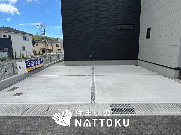 【現地写真（駐車場）】駐車スペースが広く、運転が苦手な方も安心です。