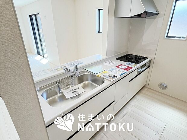 【現地写真（キッチン）】収納たっぷりのシステムキッチン、浄水器付水栓を標準装備しています。