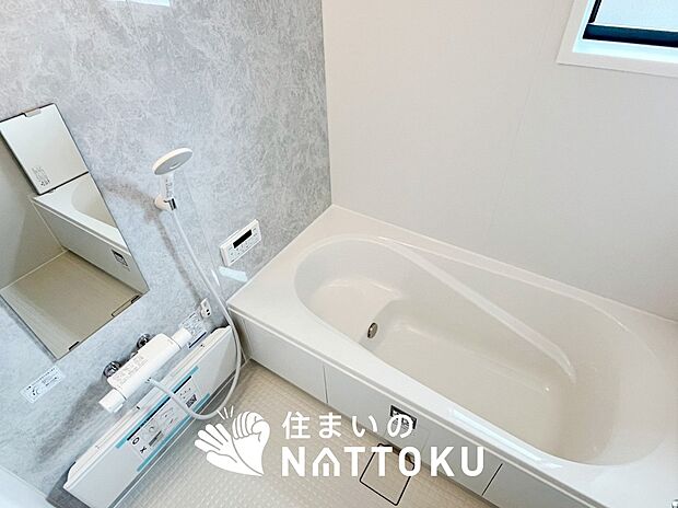 【現地写真（浴室）】浴室暖房乾燥機付き。１坪タイプで広々です。