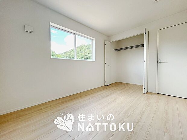 【現地写真（寝室）】木目の美しさを際立たせるシンプルデザインの建具を使用しています。