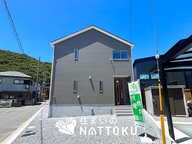 【現地写真（外観）【２号地】】軽くて火災に強い屋根材を採用し、地震時の建物への負担や揺れを軽減しています。