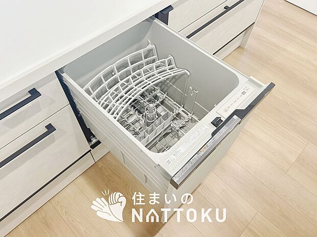 【深型食器洗い乾燥機】大容量を活かして、調理器具と食後のお皿などを一度に洗えて効率的です。
一日分をまとめて洗えるから、家事の時間がぐっと少なくなります。