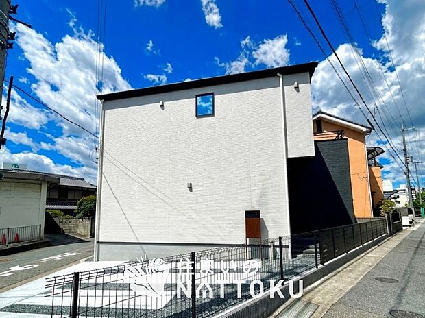【現地写真（外観）】軽くて火災に強い屋根材を採用し、地震時の建物への負担や揺れを軽減しています。