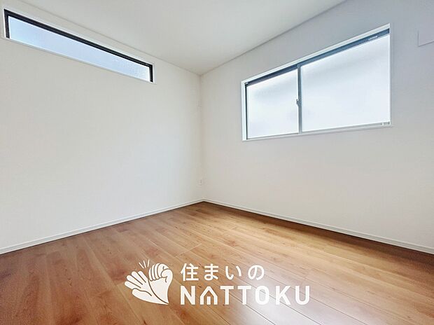 【現地写真（洋室）】木目の美しさを際立たせるシンプルデザインの建具を使用しています。