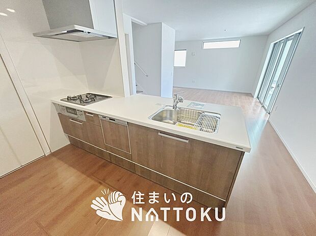 【現地写真（キッチン）】収納たっぷりのシステムキッチン、浄水器付水栓を標準装備しています。